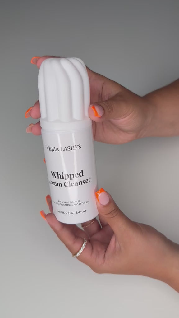 Video laden: VEJZA Whipped Cream Cleanser in der Anwendung, Video